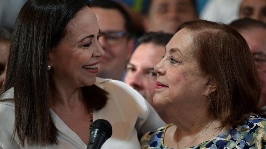 María Corina Machado (izquierda) junto a Corina Yoris (derecha).