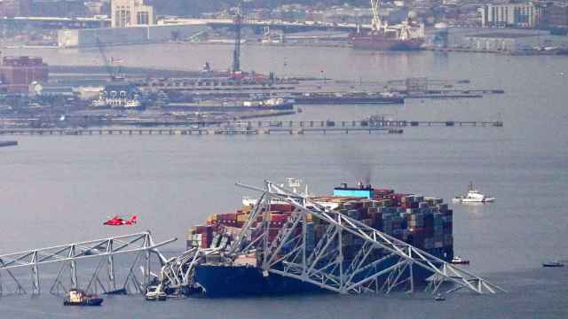 Vista del buque de carga que chocó contra el puente de Baltimore, en Maryland.
