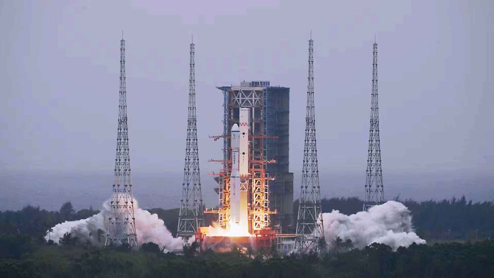 Cohete Long March 9 despegando con satélite Queqiao-2