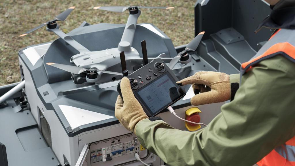 Un operario trabajando con la DJI Dock 2