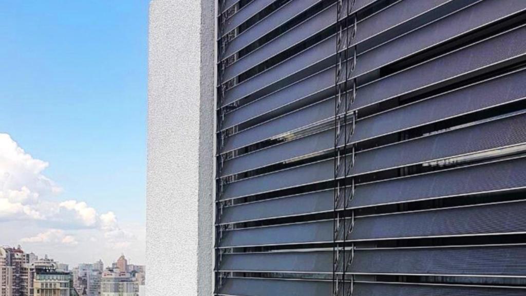 Unas persianas de exterior con paneles solares