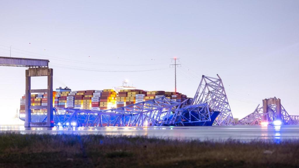 Puente de Baltimore parcialmente colapsado por el choque del buque