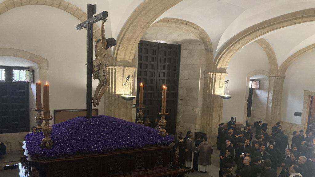 Salida del primero de los pasos de San Benito.