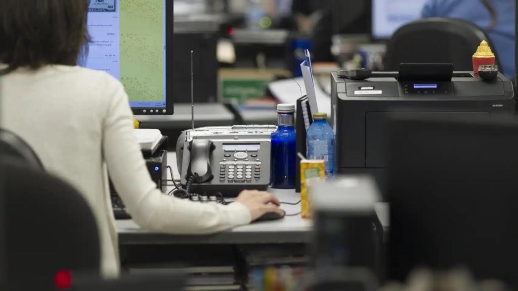 Imagen de archivo de una mujer trabajando.