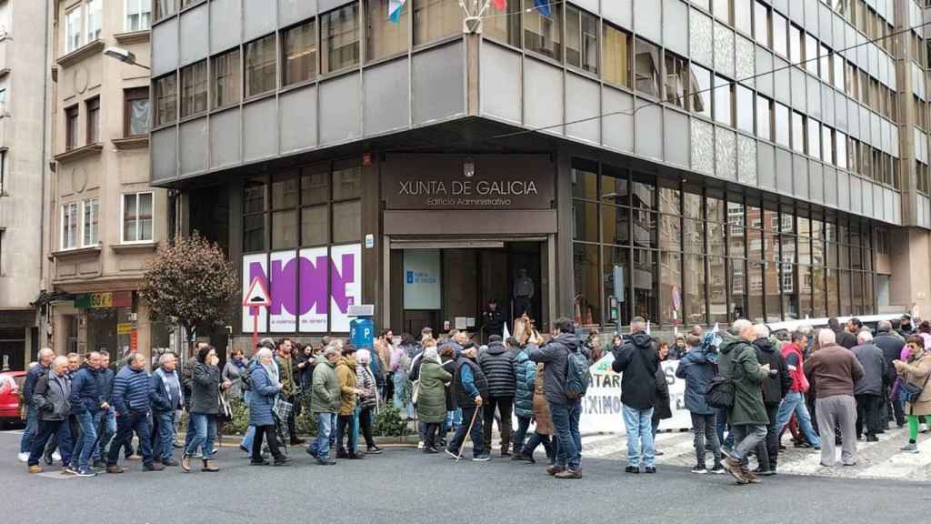 Ganaderos manifestándose en la delegación de la Xunta en Ourense.