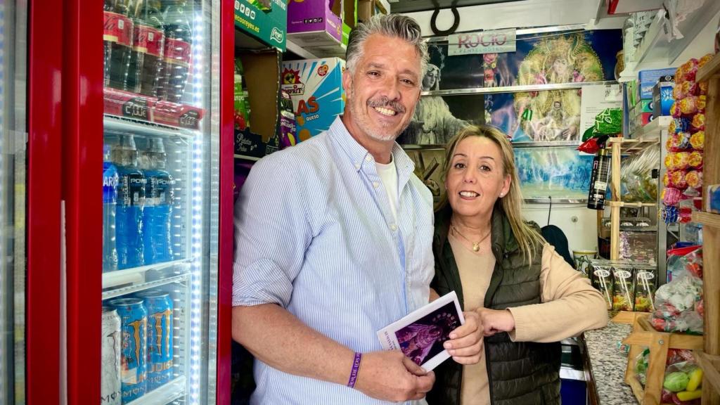 Mariví y Juan, en el interior de su quiosco.