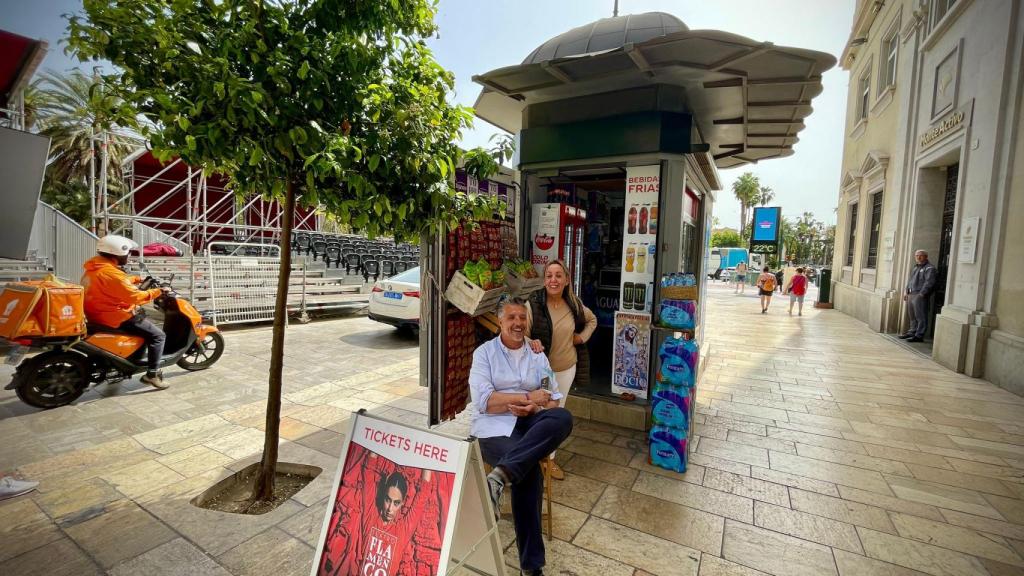 La pareja, a las puertas del quiosco.