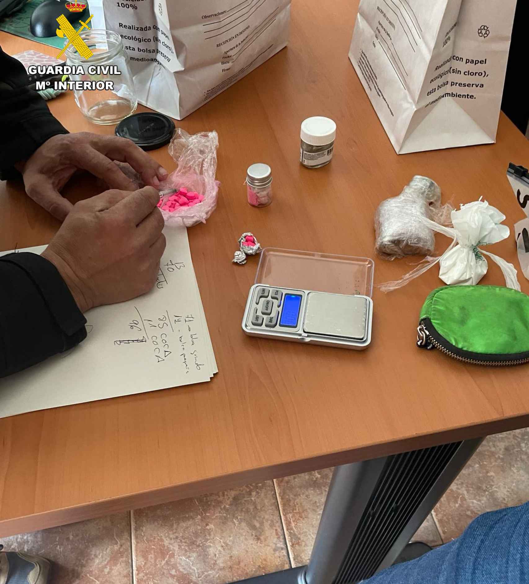 La Guardia Civil analizando las sustancias estupefacientes que había en ambos domicilios