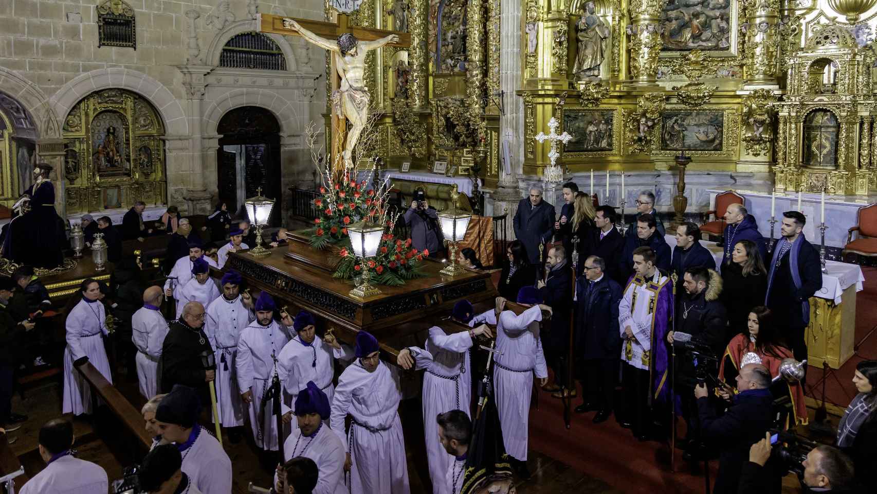 Mañueco visita la Semana Santa de Medina de Rioseco