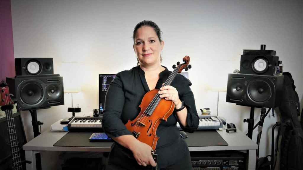 Ester Sanmartín, la mujer que toca el violín con una discapacidad auditiva del 80%