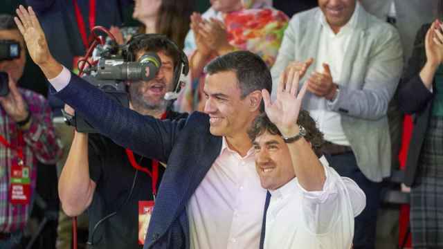 Pedro Sánchez junto a Eneko Andueza, el candidato socialista a las elecciones vascas, en un mitin reciente.