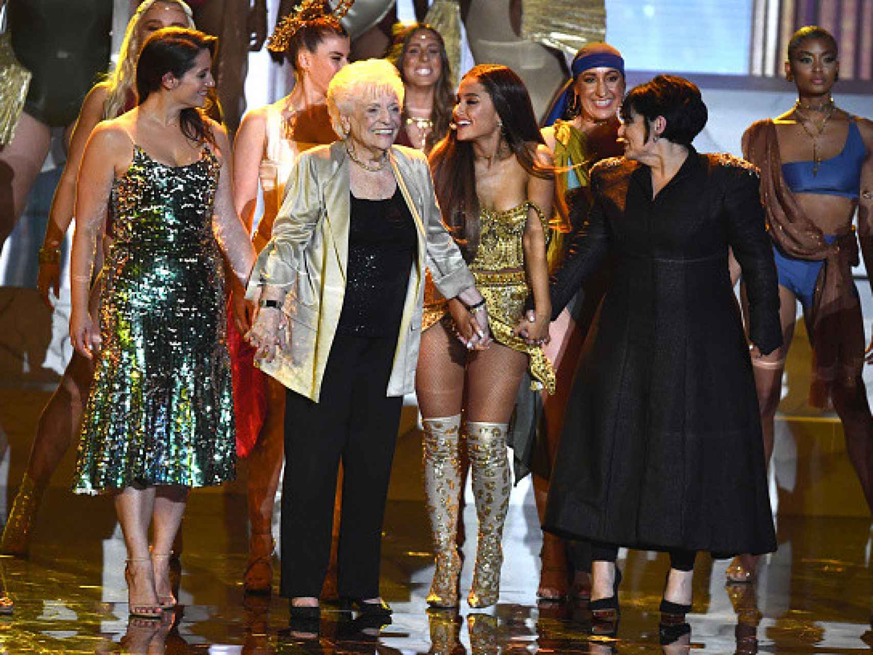 La cantante, con su abuela, su madre y su tía en los Video Music Awards de MTV 2018.