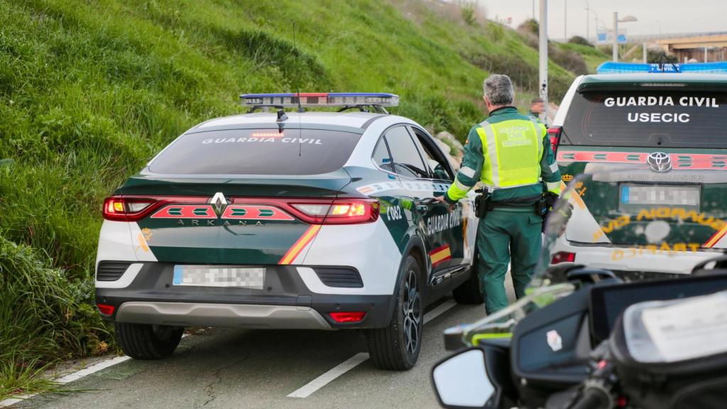 Agentes del instituto armado en el carril bici de Aldeatejada, lugar de la detención de los implicados en la fuga