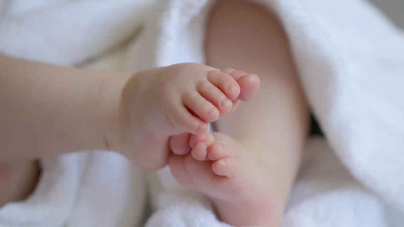Foto de los pies de un bebé.
