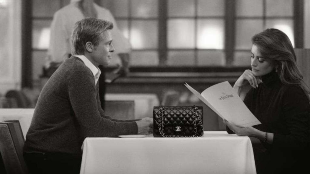 Penélope Cruz y Brad Pitt recreando escenas de la emblemática película A Man and A Woman.