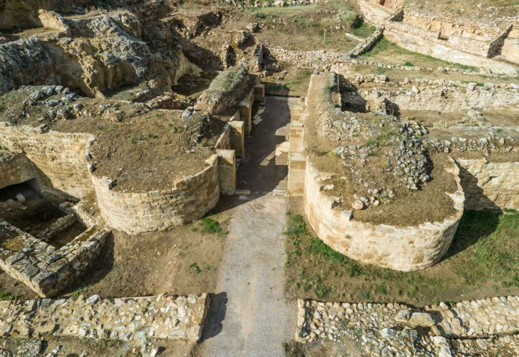 Restos de defensas romanas de época imperial sobre murallas indígenas