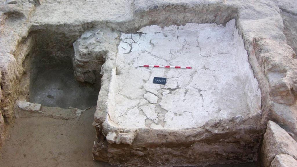 Restos de un lagar para hacer vino en una de las viviendas