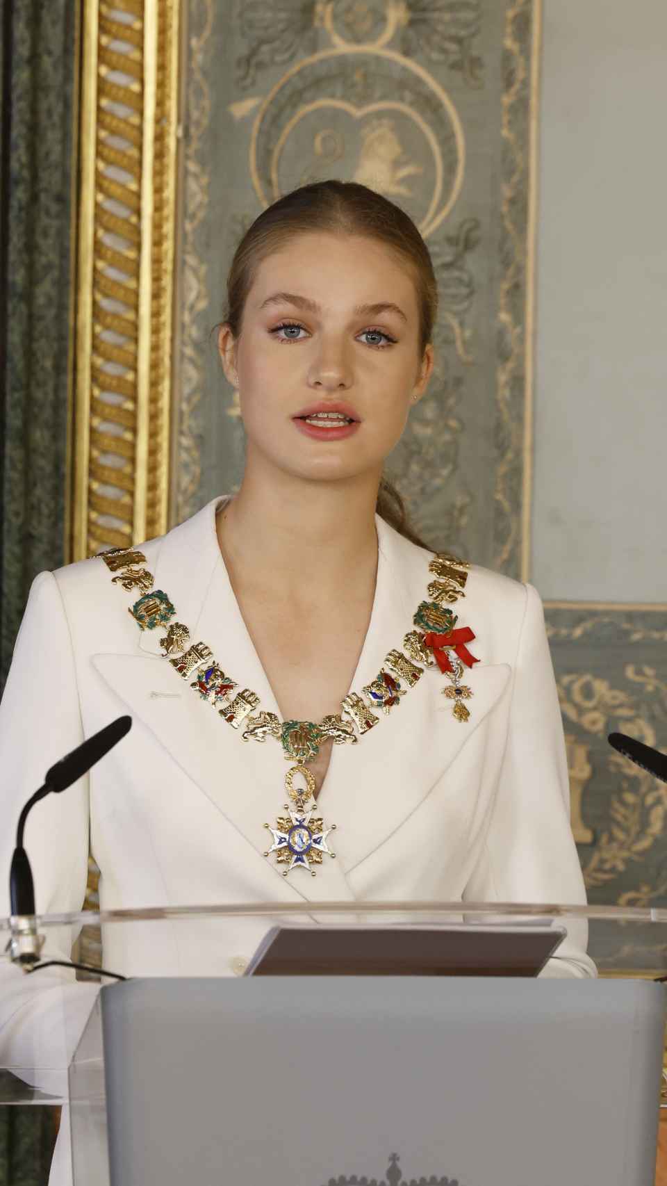 Leonor junto al collar de la Orden de Carlos III, el 31 de octubre de 2023.