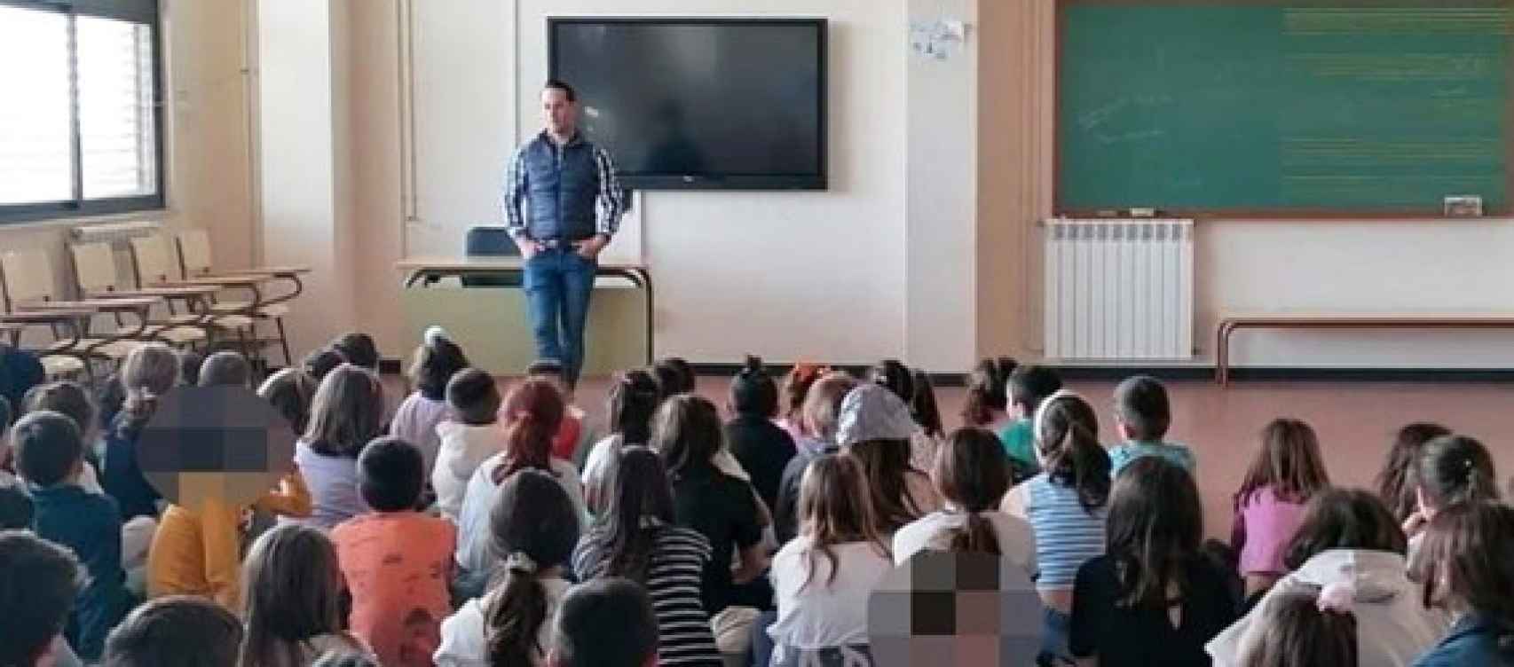 El cortador de toros zamorano Dany Alonso narrando sus vivencias a los escolares de Simancas
