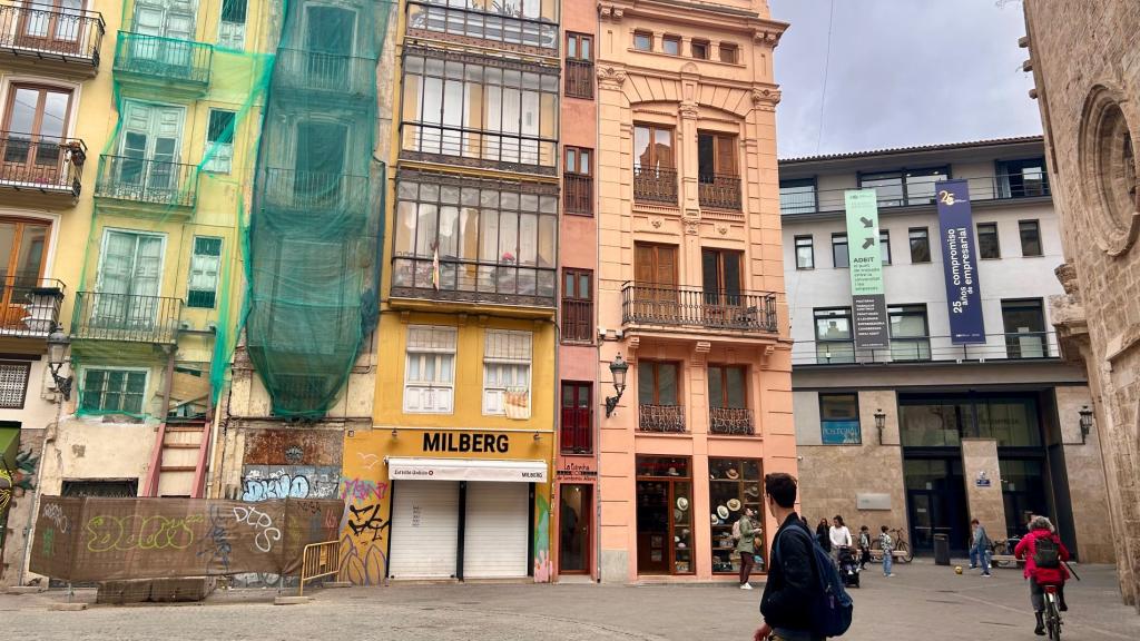 La céntrica plaza donde se encuentra la fachada. EE