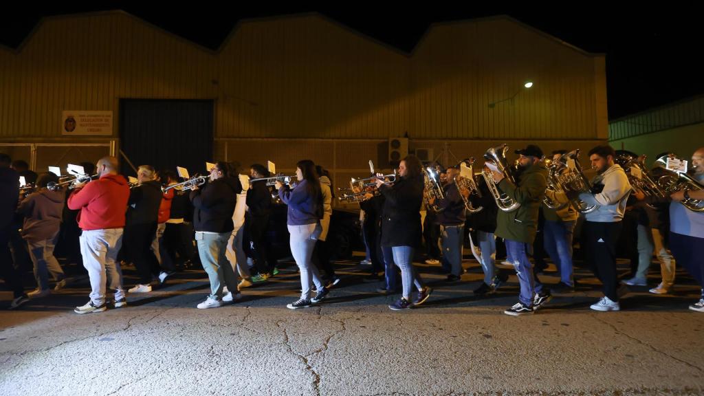 Los músicos, en pleno ensayo en el polígono industrial.