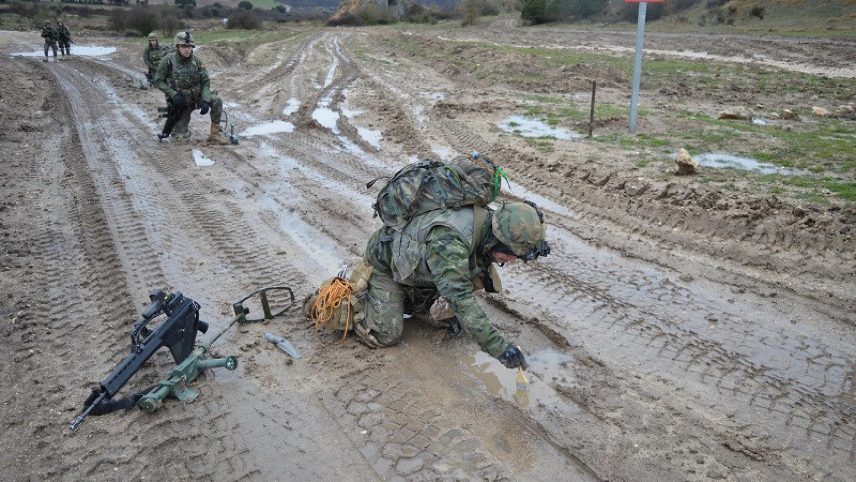 Soldado del Ejército de Tierra de España analizando una mina