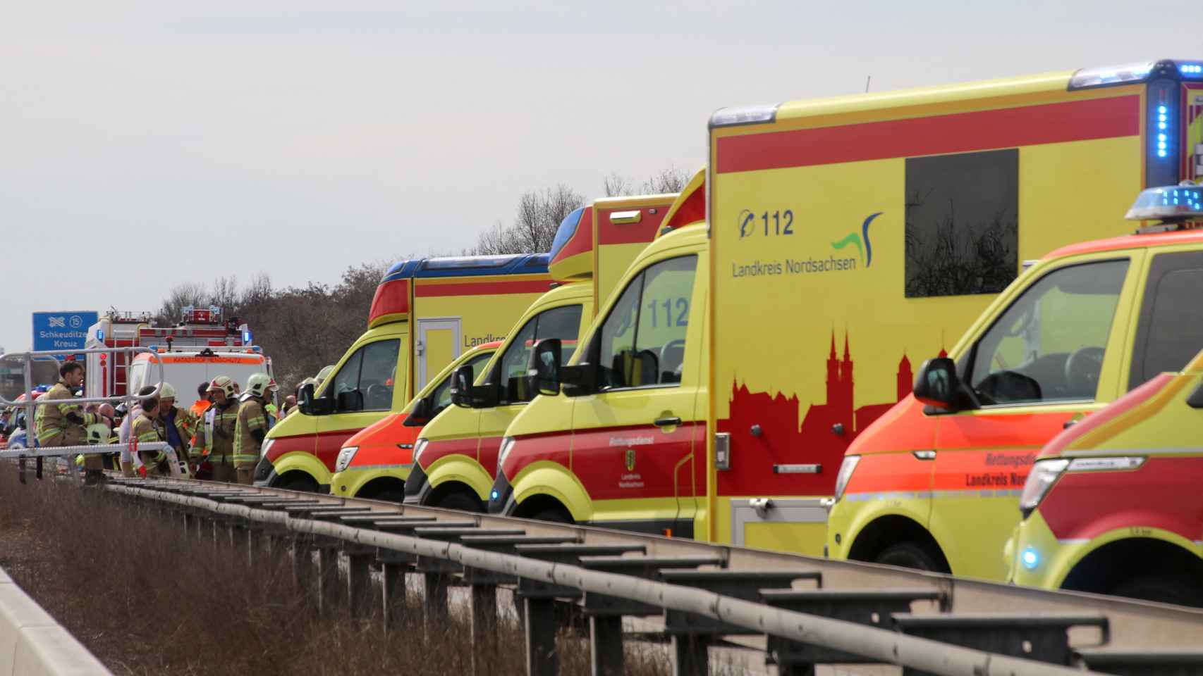 Las autoridades alemanas cortan la autopista en ambas direcciones y rescatan a los pasajeros a bordo del autobús accidentado.