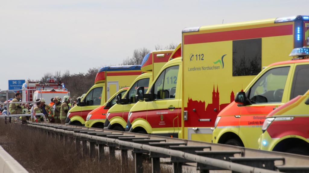 Las autoridades alemanas cortan la autopista en ambas direcciones y rescatan a los pasajeros a bordo del autobús accidentado.