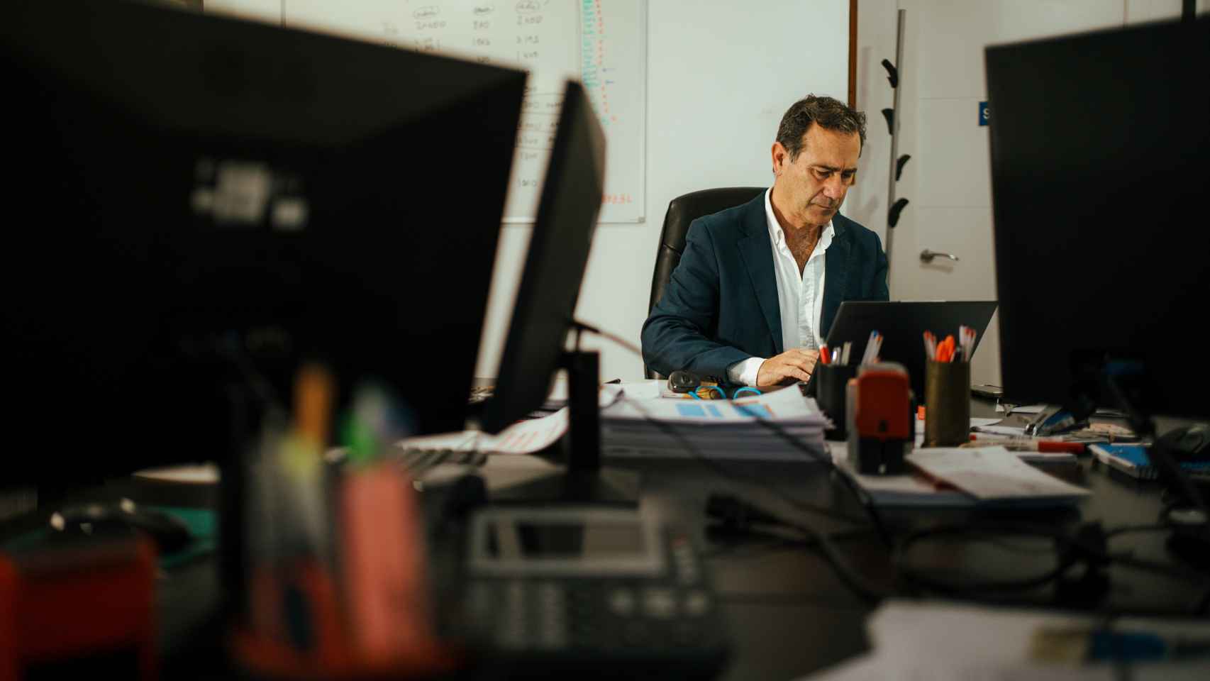 Gonzalo Adán, trabajando en su despacho de SocioMétrica.