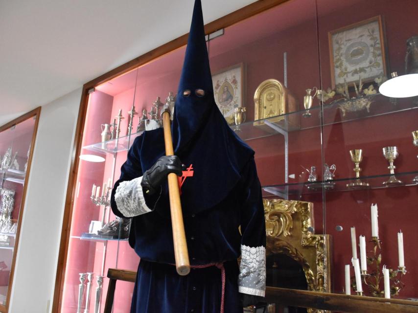 Uno de los cofrades de Las Angustias porta el azadón