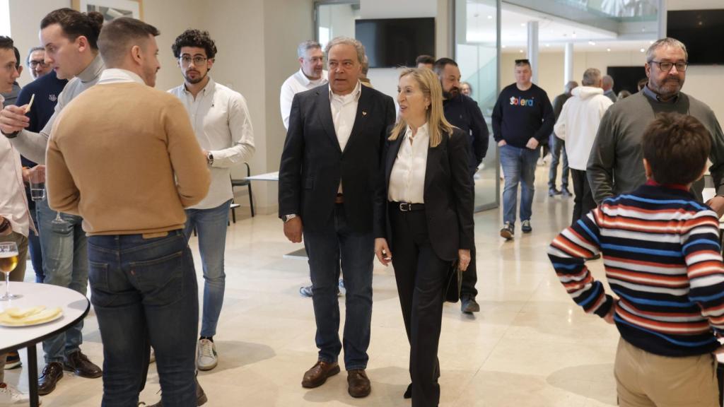 Ana Pastor en la tradicional comida de los cargadores de la Cofradía del Silencio