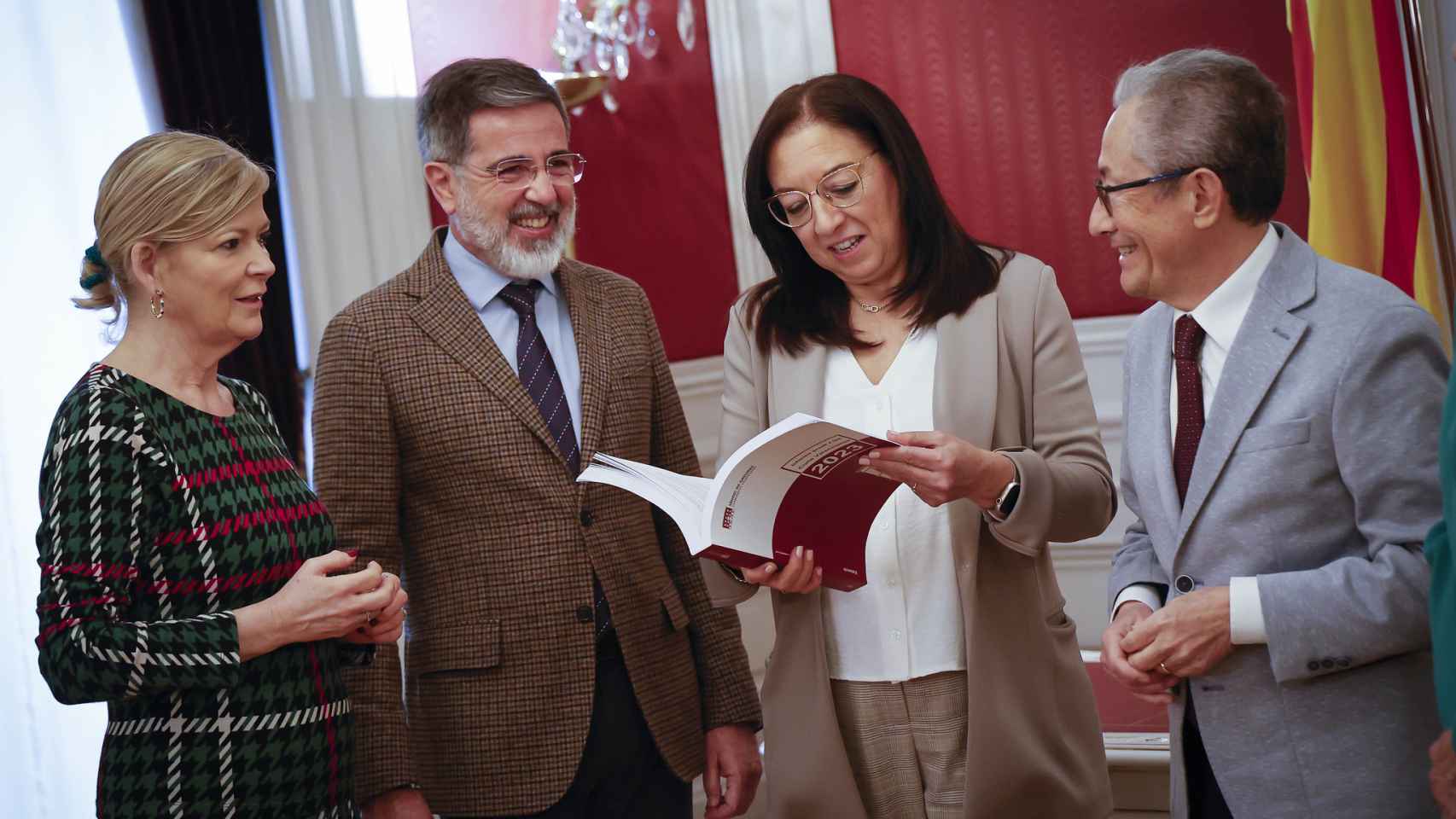 La presidente de las Cortes Valencianas, Llanos Massó, con el informe del Síndic de Greuges