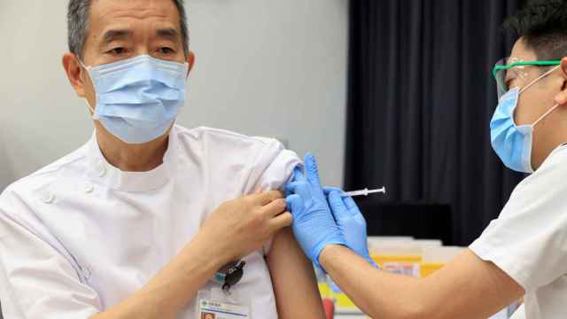 Un japonés vacunándose contra la Covid en 2021, durante la pandemia.