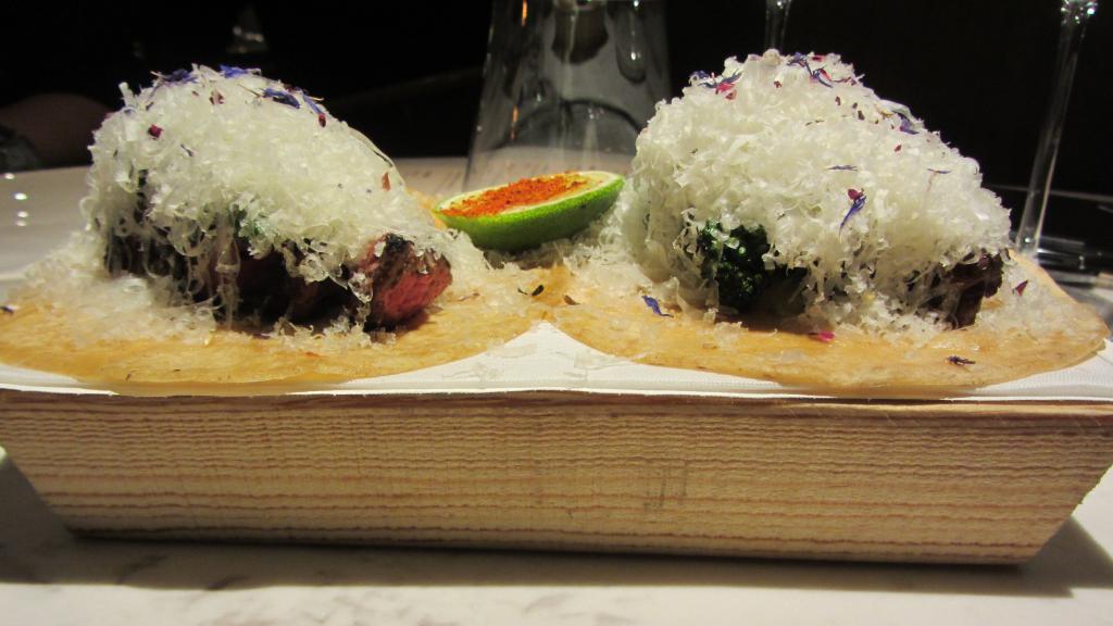 Dos tacos de picaña madurada de ají de pollería, bimi a la brasa y queso Idiazábal.