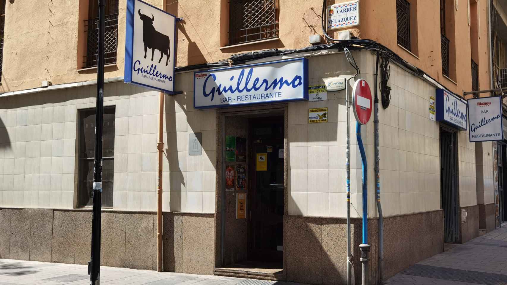 La fachada del Bar Guillermo, en la calle Pintor Velázquez de Alicante.