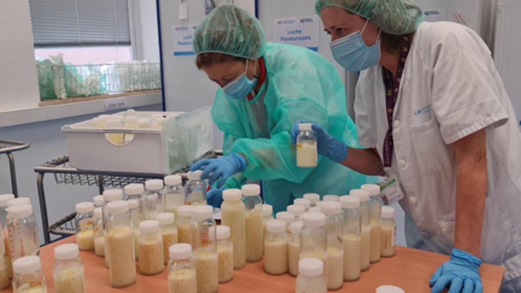 Biberones de leche materna.