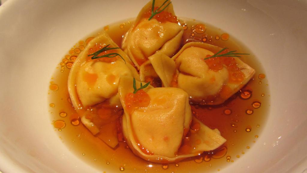 El tortellini de gamba, relleno de gamba blanca de Huelva, consomé jamón ibérico y huevo de trucha.
