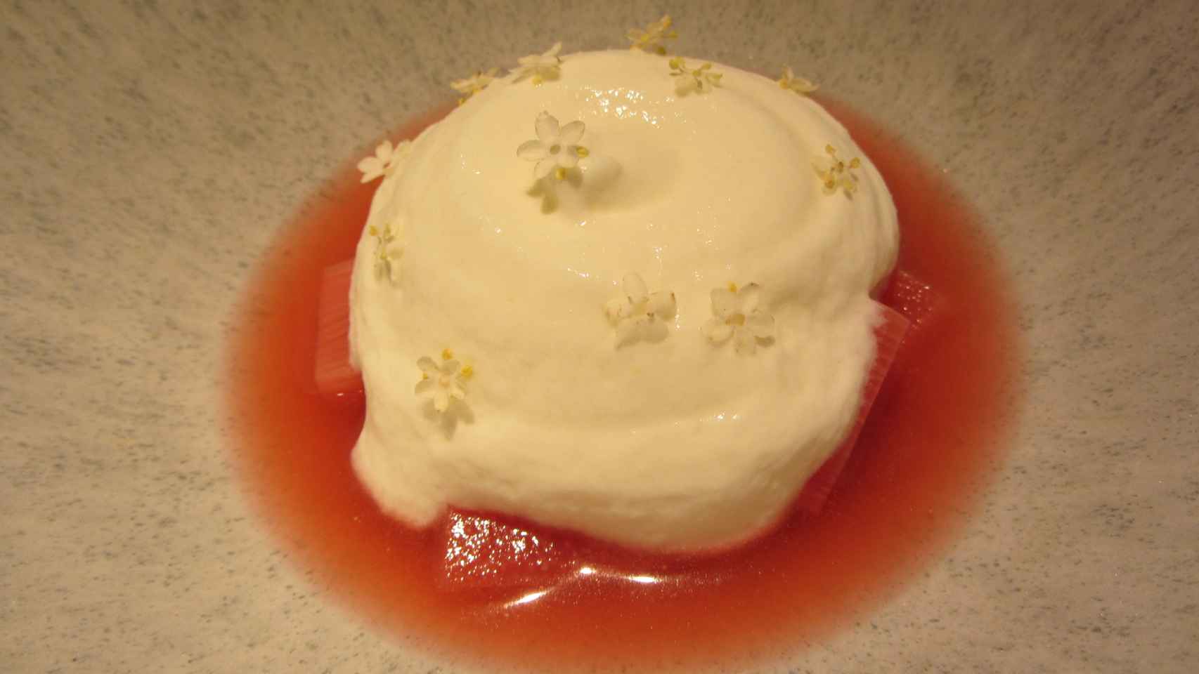 El ruibarbo con yogurt, miel y flores de saúco.