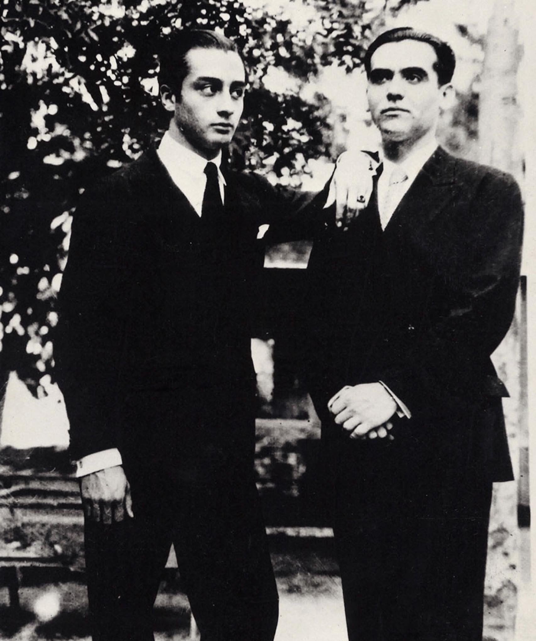 El escultor Emilio Aladrén apoyado en el hombro de Lorca. Foto: Centro Federico García Lorca