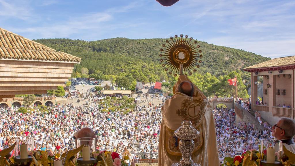 El obispo preside un encuentro con familias ante la explanada del santuario
