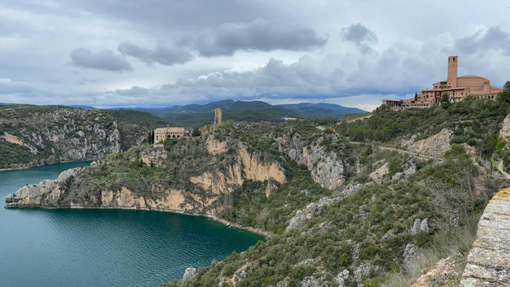 Panorámica de la ermita (izquierda), la antigua torre árabe y el nuevo santuario, a la derecha