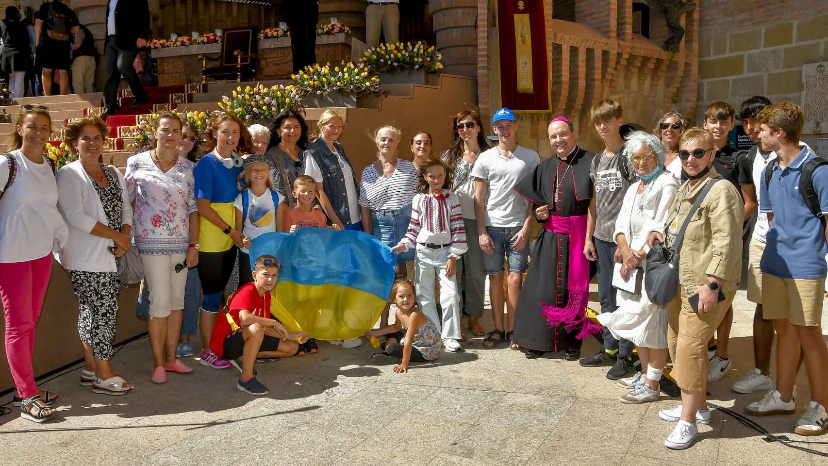 Fieles ucranianos acuden a rezar a la Virgen