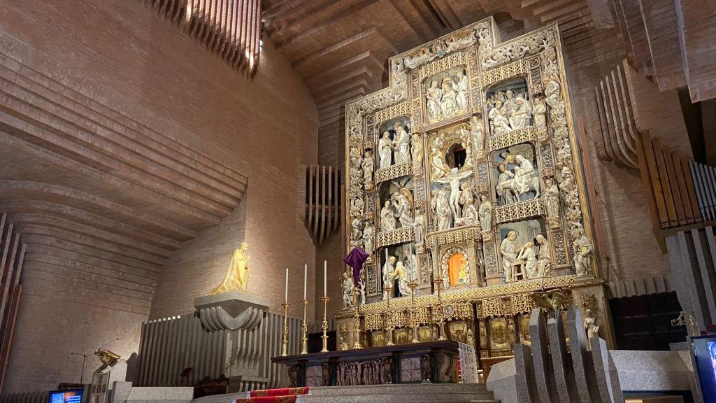 Retablo de Joan Mayné, con una imagen de Escrivá de Balaguer a la izquierda y la Virgen en el centro