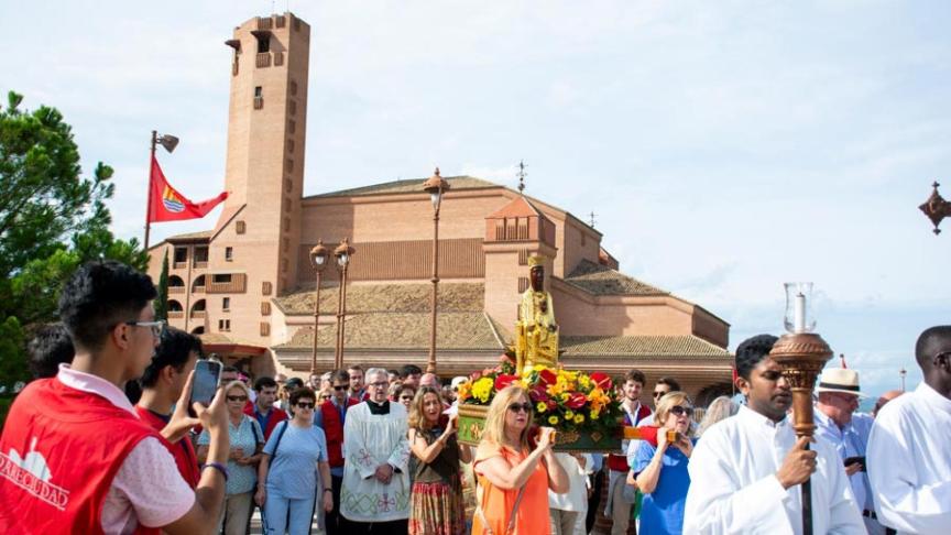 Procesión con la talla de la Virgen el año pasado