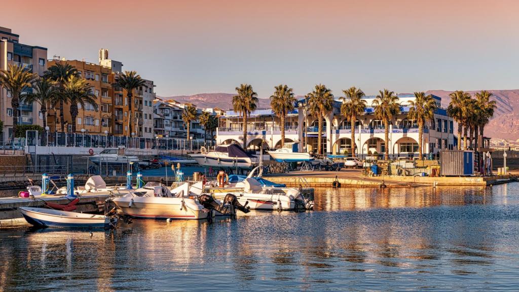 Imagen de archivo del puerto de Roquetas de Mar.