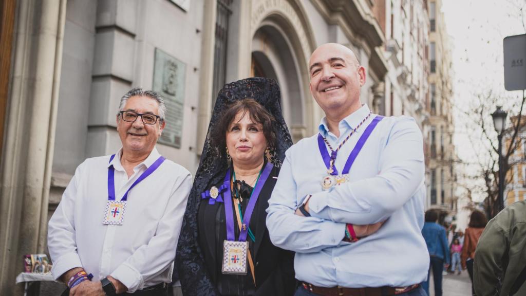 Los hermanos Lolo Sánchez y Rosa María Gómez, y Miguel Ángel Izquierdo, Hermano Mayor de la Archicofradía, de izquierda a derecha.