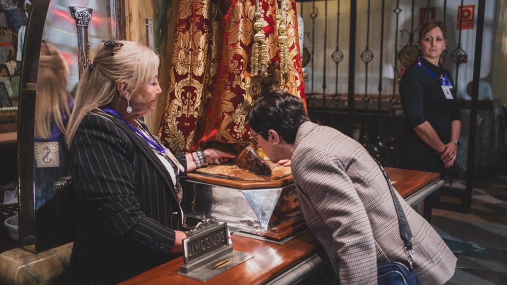 Cada viernes es el besapiés.