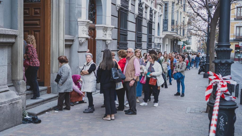 Cola para el besapiés, al que acuden miles de personas.