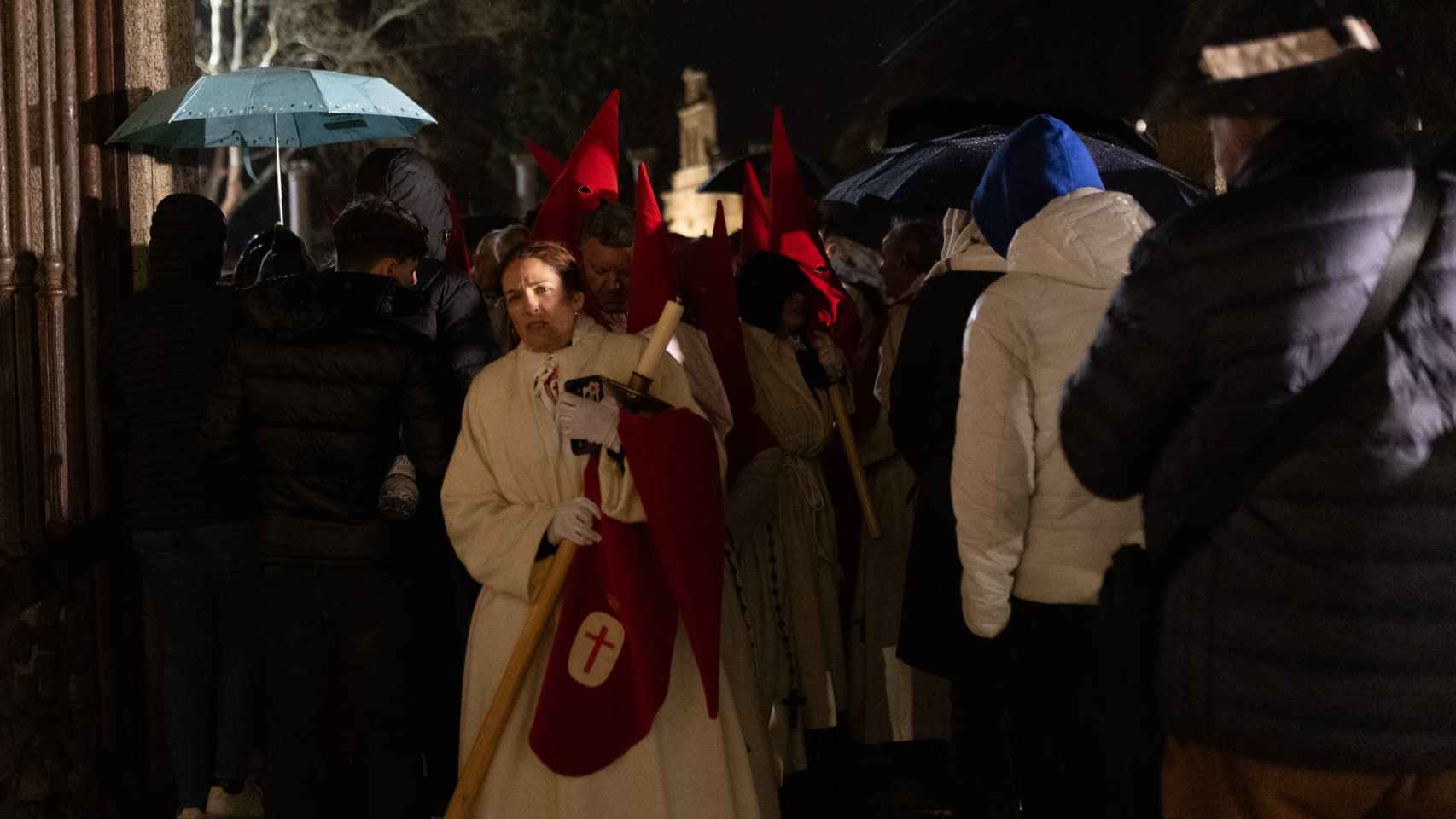 La lluvia obliga a suspender la procesión de la Real Hermandad del Santísimo Cristo de las Injurias, cofradía del Silencio