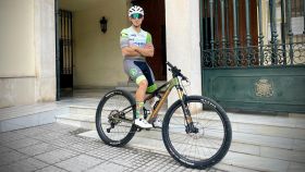 Javier Torres, sobre su bicicleta, en la puerta de la Esperanza.